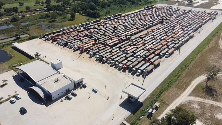 Unos 500 camiones bitrenes cargados con soja, en Puerto Murtinho, Brasil esperando descargar en barcazas para ser exportados a la Argentina, por la  hidrovía.