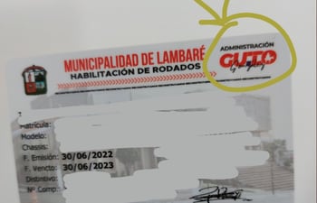 Intendente de Lambaré agrega un logo con su nombre a la habilitación vehicular