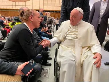 Laura Esquivel saludando al papa Francisco. (Fuente: Infobae).