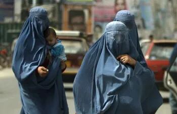Las estudiantes de una universidad en el noreste de Afganistán fueron impedidas de entrar a clases después de que las fuerzas del Gobierno talibán exigieran el uso de la burka como prenda obligatoria y reprimieran con violencia a las jóvenes que desafiaron la medida.