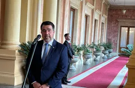 El ministro de Hacienda, Óscar Llamosas, está firme en cuanto a hacer gestiones para encaminar en el Congreso el proyecto de ley que bloquea aumentos a funcionarios públicos en años electorales.