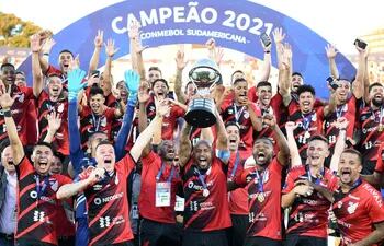 Jugadores del Athletico Paranaense festejan con el trofeo de la Copa Sudamericana.