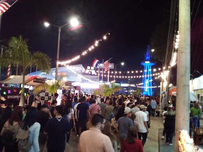 Un sector de la avenida principal de la Expo de Mariano Roque Alonso, con gran afluencia de visitantes, con un registro de casi 600.000 personas ingresantes hasta el viernes, día en que se celebró la Noche Americana, en el marco de las celebraciones de varias naciones.
