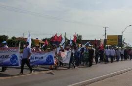 Marcha de docentes en el Cruce Guaica de San Estanislao de esta jornada. Los manifestantes anunciaron que la movilización continúa mañana.