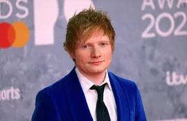Con un traje de terciopelo azul, Ed Sheeran desfiló ayer por la alfombra roja de los Brit Awards y anunció su nuevo lanzamiento junto a Taylor Swift.