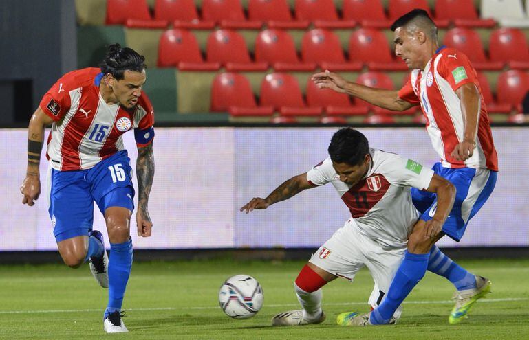 La dupla de centrales de la selección paraguaya, el capitán  Gustavo Gómez y Júnior Alonso, salen al cruce del delantero peruano Raúl Ruidíaz. Nivel dispar tuvieron los nuestros en el fondo.