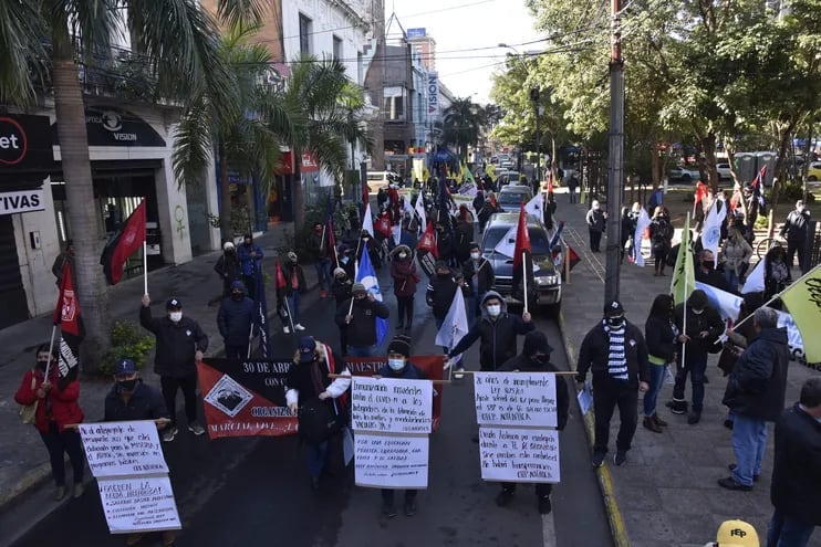 Una marcha docente por el centro de Asunción, en reclamo de mayor presupuesto para la educación.