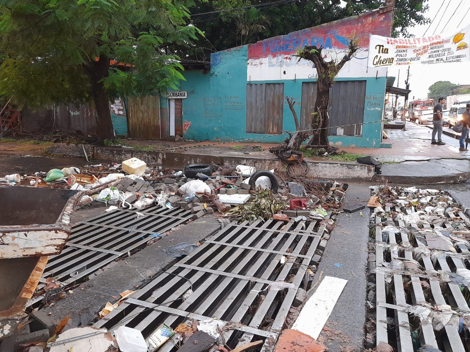 Las basuras se concentraron en desagües pluviales ubicados en zona de obras del ex Metrobús luego de la tormenta que azotó al país esta semana.