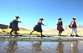 indigenas-bolivianos-pasan-por-uno-de-los-manantiales-de-las-aguas-del-silala-foco-de-tension-entre-chile-y-bolivia-archivo-212636000000-1448897.jpg