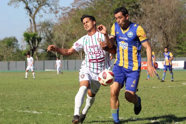 Alexis Fernández (de Tembetary) y Benigno Ruiz Díaz (Cristóbal Colón JAS) no se dan tregua por la pelota.