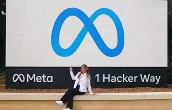 La compatriota Diana Vicezar Torres frente a un cartel de "Meta" en California, Estados Unidos