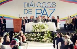 imagen-de-archivo-de-uno-de-los-encuentros-en-las-negociaciones-de-paz-entre-el-gobierno-colombiano-y-el-grupo-armado-ejercito-de-liberacion-nacional--202719000000-1557861.jpg