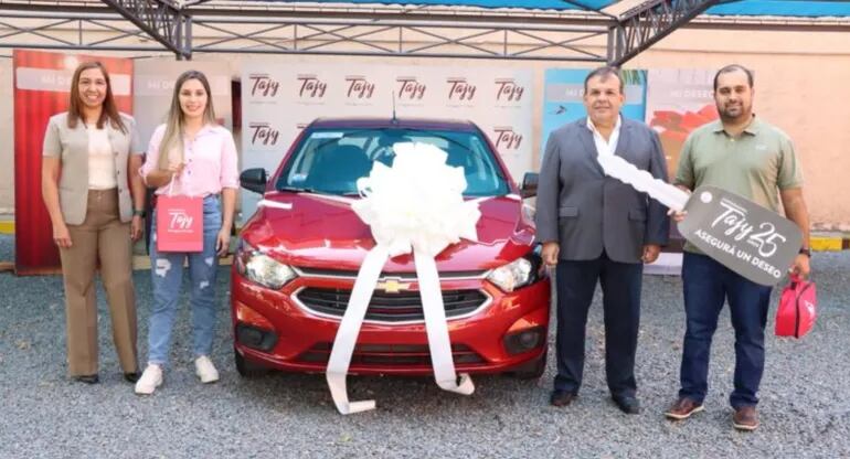 Liliana Cardozo de Cano (izq.), gerente general, y Gustavo Samaniego, presidente de Aseguradora Tajy, entregaron un auto 0 km. a Junior Amorimn de Bortoli, ganador de la campaña “Asegura un deseo”.