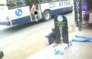 Un hombre fue grabado cuando descendía desnudo de un bus en San Lorenzo