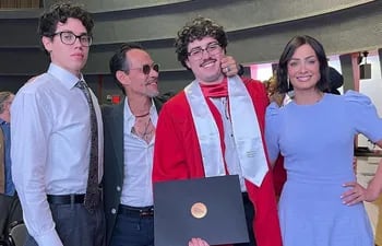 ¡Papás orgullosos! Marc Anthony y Dayanara Torres con sus hijos Cris, ya graduado universitario, y Ryan.