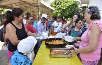 Durante el "karu guasu" realizado frente a la capilla San Cayetano se repartieron unos 800 platos para los devotos del santo.