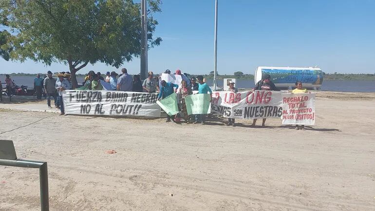 Inicialmente la manifestacion era para evitar la aprobacion del plan de ordenamiento territorial, luego criticaron la administracion del intendente Joao Ferreira, quien casi fue a los puños con uno de los manifestantes.