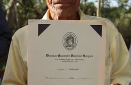 Eusebio Chaparro, líder de la comunidad mbya guaraní de Arroyo Morotï muestra el título de propiedad de las 548 Has. que les fueron donadas por la organización Guyra Paraguay.