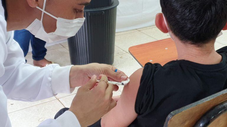 Los médicos insisten en la importancia de la vacunación contra el Covid-19 en niños.
