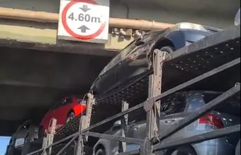 camión cigueña atorado en viaducto de calle Última