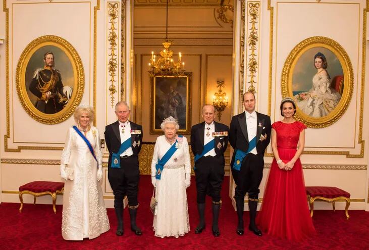 En esta foto de 2016 la reina Isabel II posa junto a su marido el príncipe Felipe, duque de Edimburgo, su hijo hoy rey Carlos III, su esposa Camila, el príncipe Guillermo y su esposa Catalina.