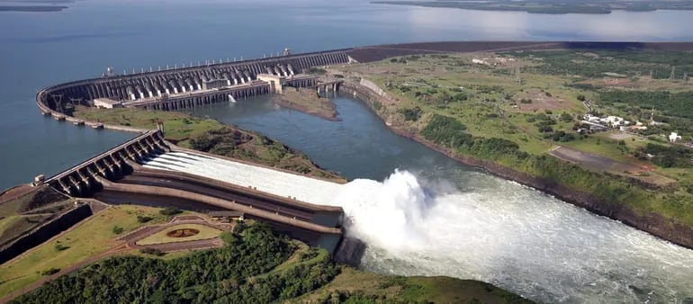 Represa hidroeléctrica Itaipú. Desde la izquierda, el vertedero con una de las tres canaletas abiertas (Foto de archivo).