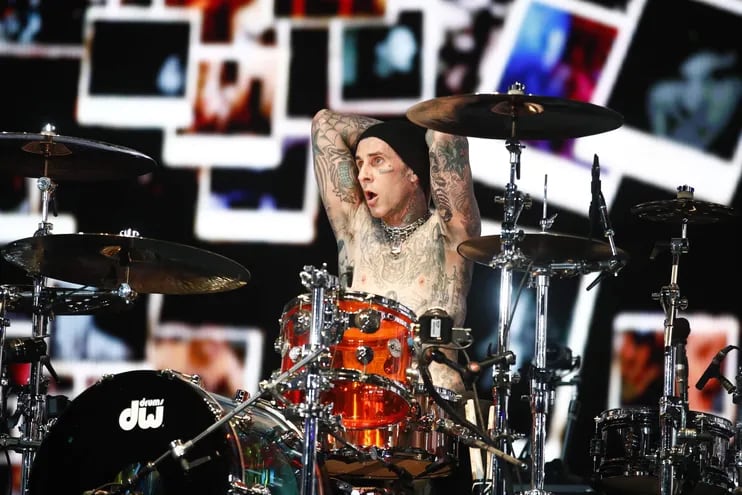 Travis Barker, baterista de Blink-182, durante la presentación de la banda en Coachella. La agrupación estadounidense estará en la primera jornada del festival Asunciónico.