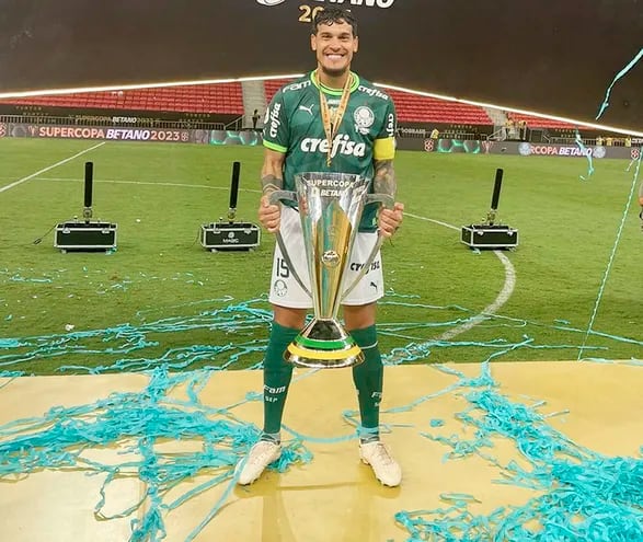 Gustavo Gómez posa sonríente con la Supercopa de Brasil