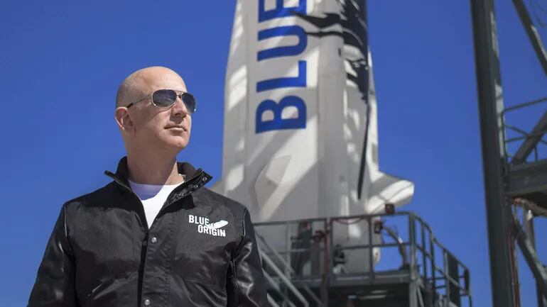 Jeff Bezos junto al cohete de Blue Origin.