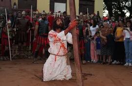 Imagen de archivo y referencia de un multitudinario “Vía Crucis Viviente” en Caacupé.