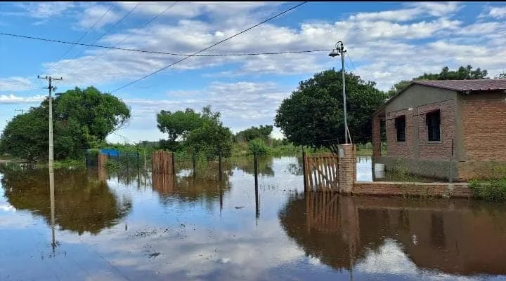 Las aguas del río Paraná van ingresando a las viviendas en  el barrio Carrizalito de la ciudad de Cerrito Ñeembucú.