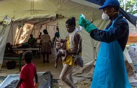 Haiti announced Sunday its first cases of cholera in three years, with seven people dead of the disease.
Eleven cases have been confirmed, and there are another 111 suspected cases, but the real numbers could be much higher, said Ulrika Richardson, UN resident and humanitarian coordinator for Haiti. (Photo by Richard Pierrin / AFP)