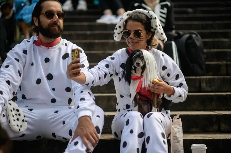 Los competidores esperaban el inicio del '23 ° Concurso Anual de Disfraces de Perros PUPkin' en el parque Fort Greene en Brooklyn.