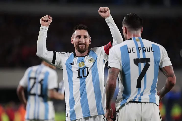 El argentino Lionel Messi celebra un gol en un partido de las Eliminatorias Sudamericanas para la Copa del Mundo 2026 en el estadio Más Monumental, en Buenos Aires, Argentina.