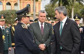 Mario Abdo Benítez, hoy junto al al comandante de la Policía, Walter Vázquez, y el ministro del Interior, Ernesto Villamayor.