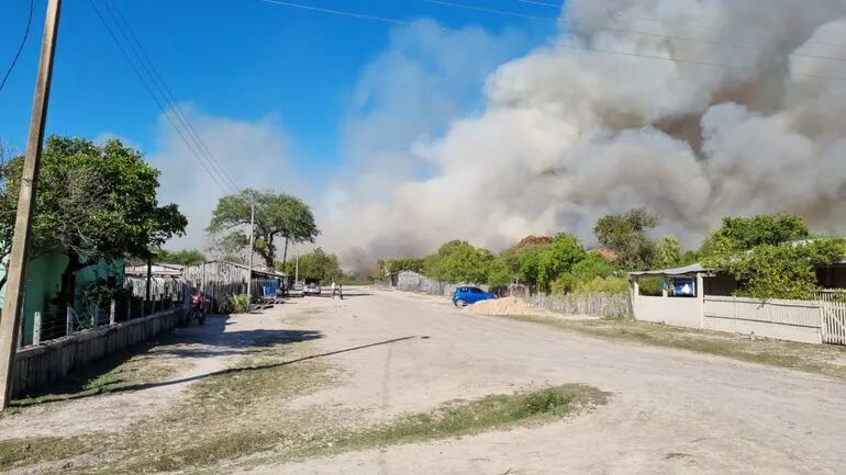 El fuego iniciado en el pantanal lado brasileño ocasionó intensas humaredas en la comunidad de Bahía Negra, en la otra orilla del río Paraguay. Por de pronto el fuego se aleja de nuestro territorio.