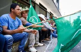 Los campesinos llegaron a Asunción ayer para manifestarse en demanda de una ley de seguro agrícola, asistencia alimentaria, viviendas dignas y regularización de asentamientos, entre otros.
