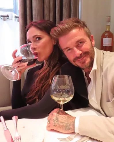 Victoria y David Beckham brindando por el amor que los une y sus 24 años de matrimonio.