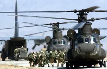 Imagen ilustrativa de helicopteros y soldados estadounidenses.