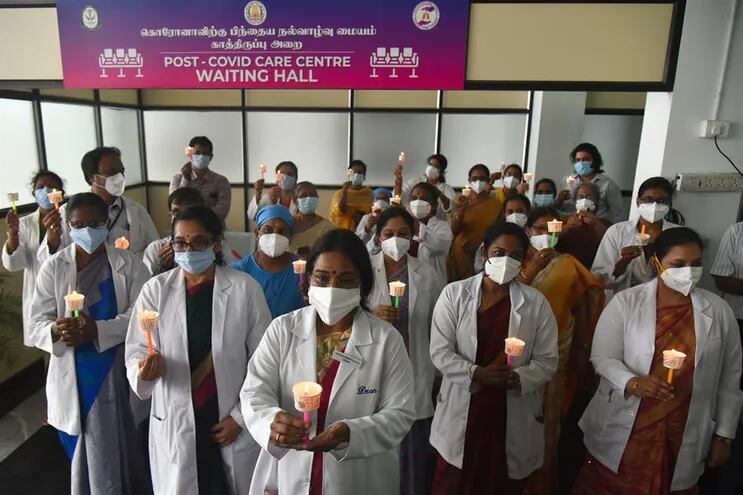 Médicos indios participan en una vigilia organizada con motivo del Día Nacional del Médico, dedicado este año a los profesionales que han fallecido en la lucha contra la pandemia.