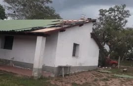 El temporal destechó parcialmente la Escuela Básica N° 533, León Villalba Blanco de la compañía Curuzú Ava, distrito de Cerrito.