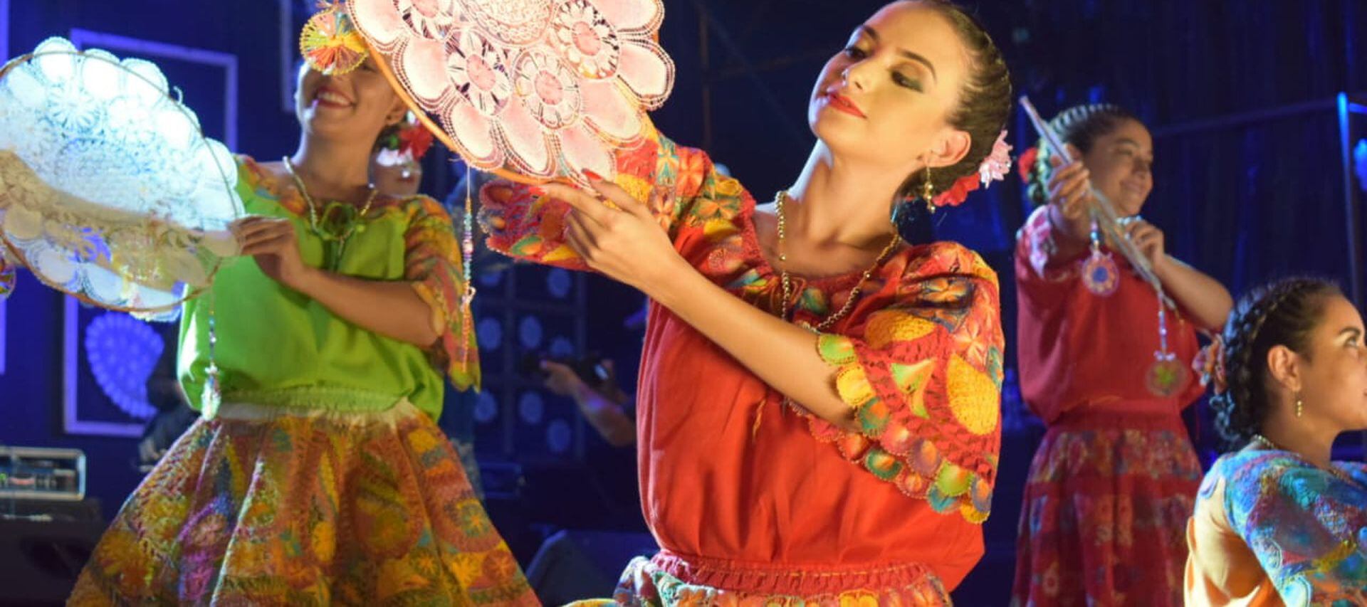 El Festival Nacional del Ñandutí se viene realizando en la Ciudad de Itauguá desde hace más de cuatro décadas. Tiene sus raíces en la “Peñas Luneras”, organizadas en el año 1969.