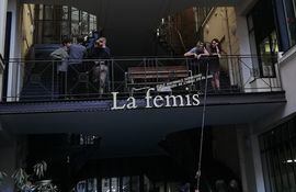Alumnos de La Fémis trabajan en las instalaciones de la institución parisina. El ganador podrá realizar una residencia de dos meses en dicha escuela.