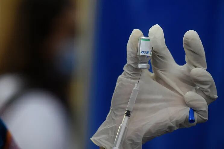 Una enfermera prepara una dosis de la vacuna china Sinopharm contra el Covid-19.