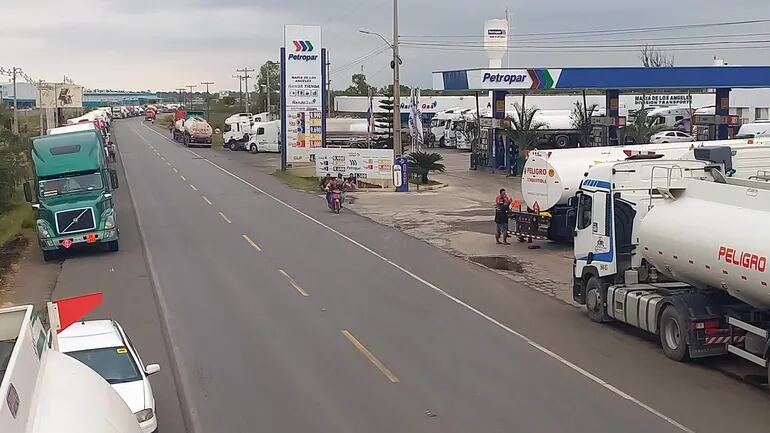 Camiones bolivianos copan la ruta Acceso Sur, a la altura de la ciudad de San Antonio.