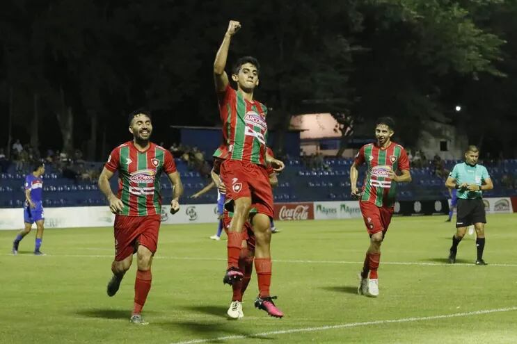 El festejo con el puño arriba de Líder Cáceres, en el primer gol de Tembetary. (Foto: APF)
