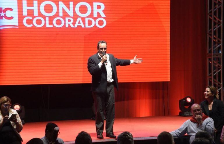 Hugo Javier animando una plenaria de Honor Colorado, sector liderado por H. Cartes. (Archivo).
