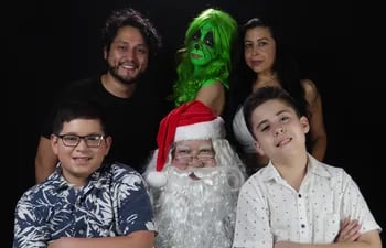 El elenco de la obra "Una Navidad en apuros" junto al dramaturgo Henry Fornerón y la productora Margarita Franco.