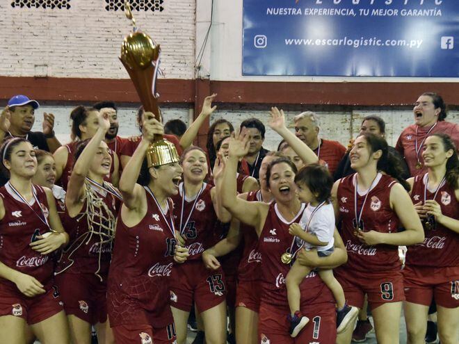 Las jugadoras de Félix Pérez Cardozo festejan la conquista de la Liga Femenina de Básquetbol 2021.