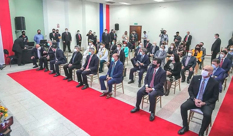 El presidente Abdo Benítez en la inauguración de la nueva sede del Cones, con la presencia de directivos de la UIP.